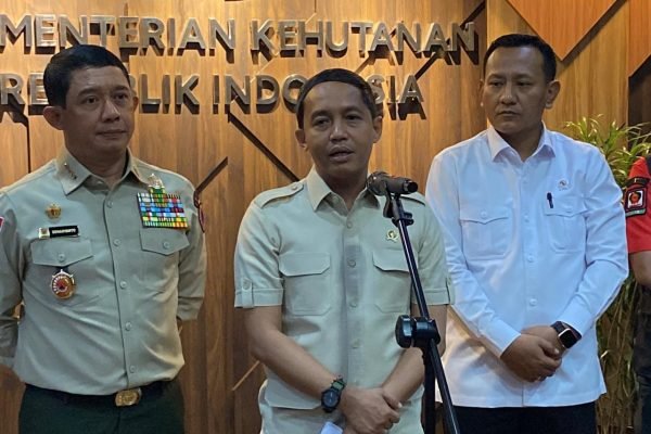 Menteri Kehutanan (Menhut) Raja Juli Antoni usia rapat dengan Kepala BMKG dan Kepala BNPB di Kemenhut, Senin (13/10)/Foto Fifi Abdurahman
