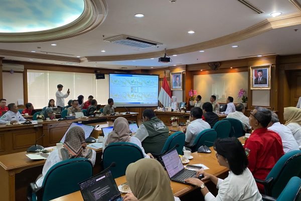 Rapat kerja antara Menhut Raja Juli Antoni, Kepala BNPB Letjen TNI Suharyanto, dan Kepala BMKG Dwikorita Karnawati di Kantor Kemenhut, Senin (13/10)/Foto Fifi Abdurahman