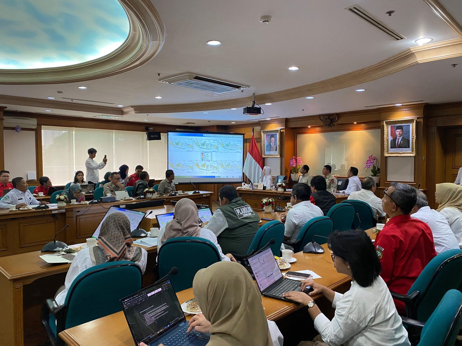 Rapat kerja antara Menhut Raja Juli Antoni, Kepala BNPB Letjen TNI Suharyanto, dan Kepala BMKG Dwikorita Karnawati di Kantor Kemenhut, Senin (13/10)/Foto Fifi Abdurahman