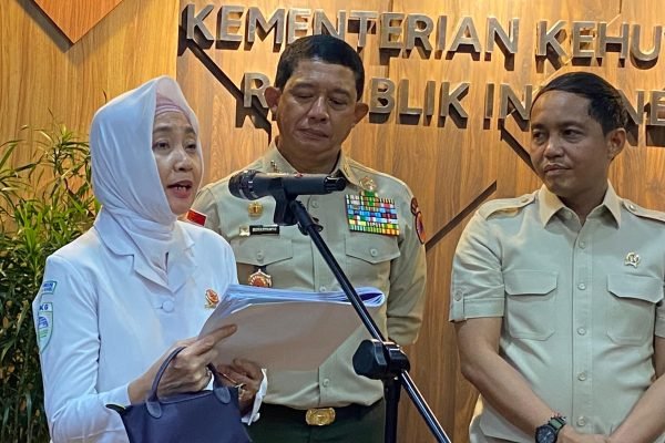 Menhut Raja Juli Antoni, Kepala BNPB Letjen TNI Suharyanto, dan Kepala BMKG Dwikorita Karnawati di Kantor Kemenhut, Senin (13/10)/Foto Fifi Abdurahman