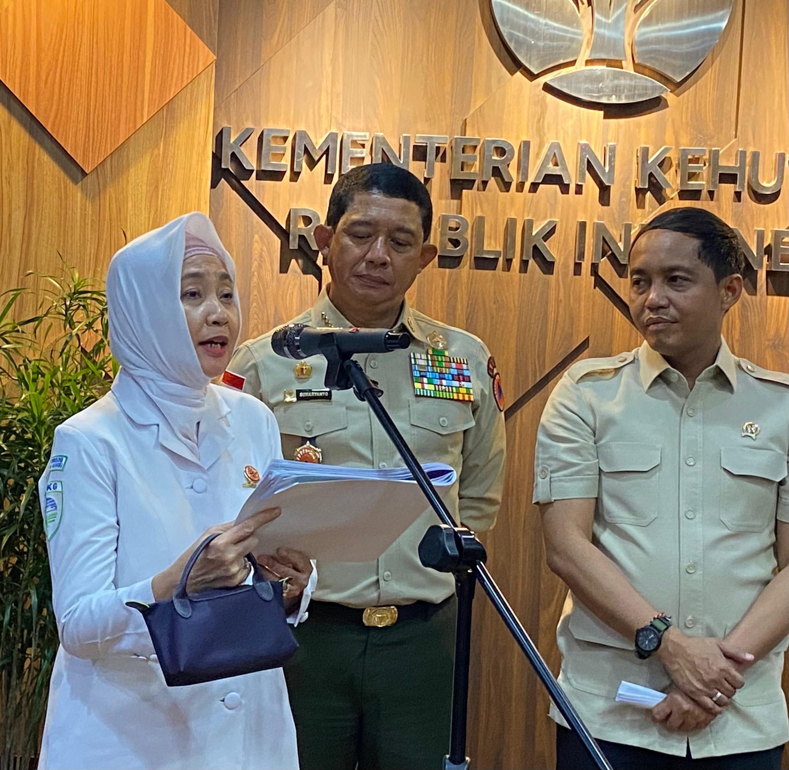 Menhut Raja Juli Antoni, Kepala BNPB Letjen TNI Suharyanto, dan Kepala BMKG Dwikorita Karnawati di Kantor Kemenhut, Senin (13/10)/Foto Fifi Abdurahman