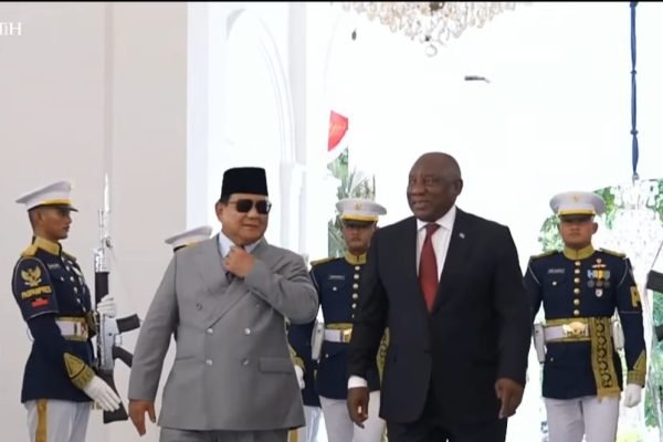 Presiden Prabowo Subianto sambut Presiden Afrika Selatan, Cyril Ramaphosa saat tiba di Istana Negara, Rabu (22/10)/Foto Tangkapan Layar Youtube Sekretariat Presiden