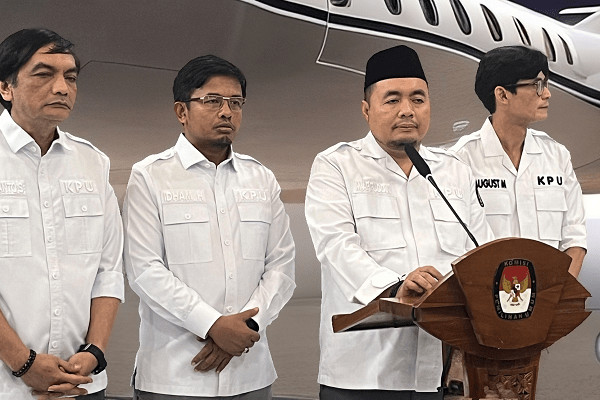 Ketua KPU Mochammad Afifuddin bersama empat anggota KPU lainnya mendapat teguran usai kedapatan naik jet pribadi sebanyak 59 kali dan habiskan dana fantastis Rp90 miliar, selama pelaksanaan Pemilu 2024/Foto : Dok. Komisioner KPU RI