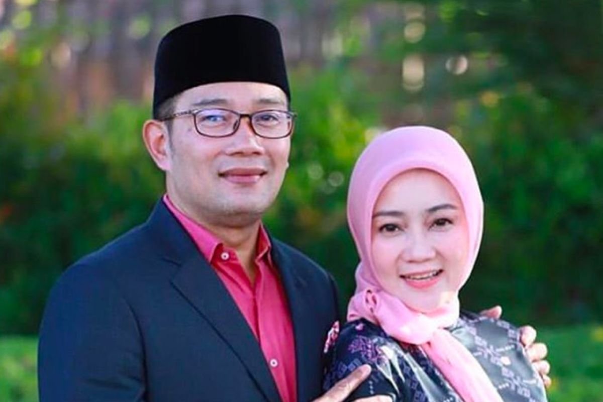 Puluhan santri Forum Santri Nusantara (FSN) Bandung Raya geruduk rumah Ridwan Kamil-Atalia Praratya/Foto : Instagram (@ataliapr)