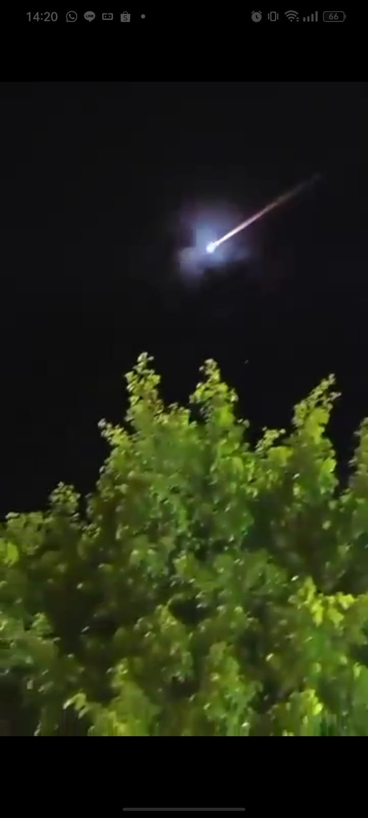 Meteor jatuh di Cirebon. Foto: X/groobag