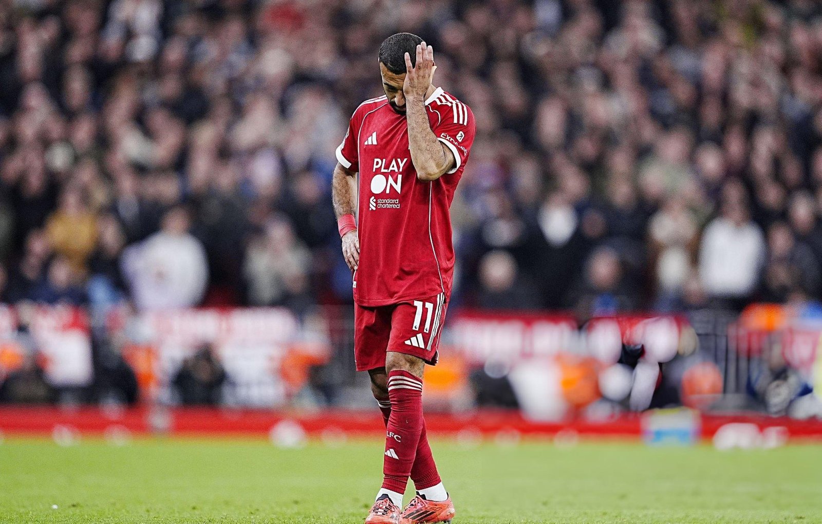 Mo Salah setelah melawan Man United di ANfield. Foto: X/thejurgenholic