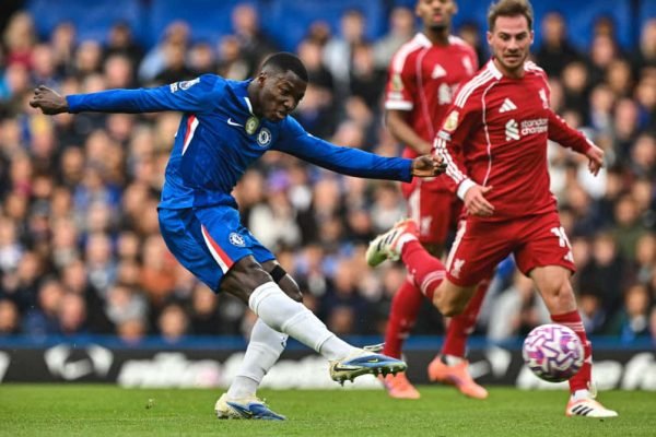Moises Caicedo saat melawan Liverpool. Foto: X/premierleague