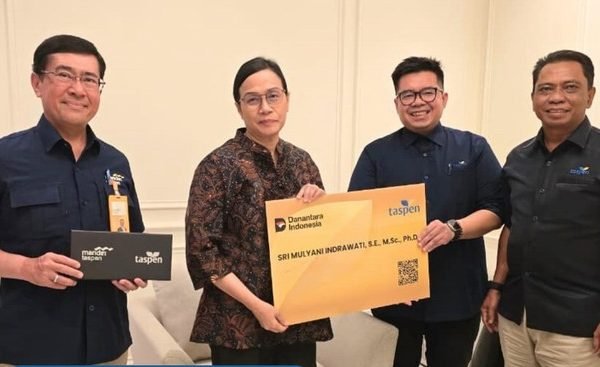 Sri Mulyani menerima uang pensiun. Foto: Instagram/taspen