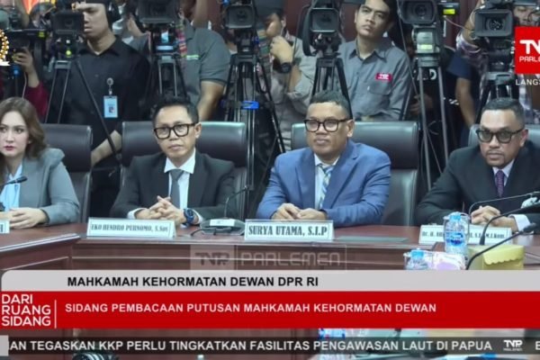 MKD DPR RI menyatakan Ahmad Sahroni, Nafa Urbach, dan Eko Patrio terbukti melanggar kode etik DPR RI/Foto Tangkpan Layar YouTube DPR RI