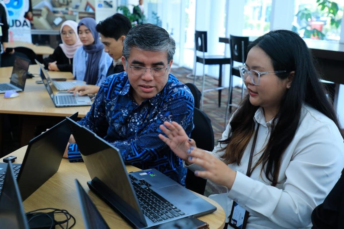Menteri Ketenagakerjaan (Menaker) Yassierli dan peserta magang nasional/Foto Kemensetneg