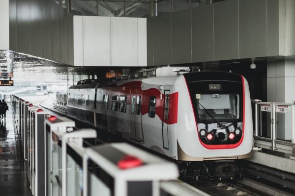 Pegawai Swasta Jakarta Gaji Di Bawah Rp6,2 Juta Gratis Naik Transum 6 Bulan/Foto : Dok. LRT Jakarta
