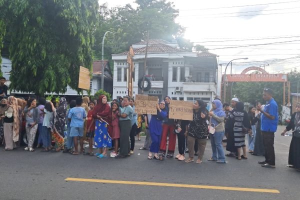 Warga menyabut Andi Syaqirah, penyanyi muda yang dikenal publik sebagai Feri Kecil asal Sidrap di KDI 7 Indosiar. Foto: dok.pribadi