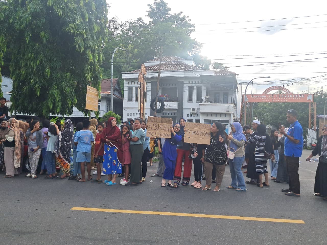 Warga menyabut Andi Syaqirah, penyanyi muda yang dikenal publik sebagai Feri Kecil asal Sidrap di KDI 7 Indosiar. Foto: dok.pribadi