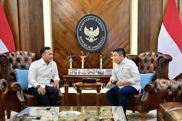 Seskab Teddy Indra Wijaya melakukan pertemuan dengan Mendukbangga/Kepala BKKBN, Wihaji, di Kantor Sekretariat Kabinet, Kamis (20/11) malam/Foto Instagram Sekretariat Kabinet