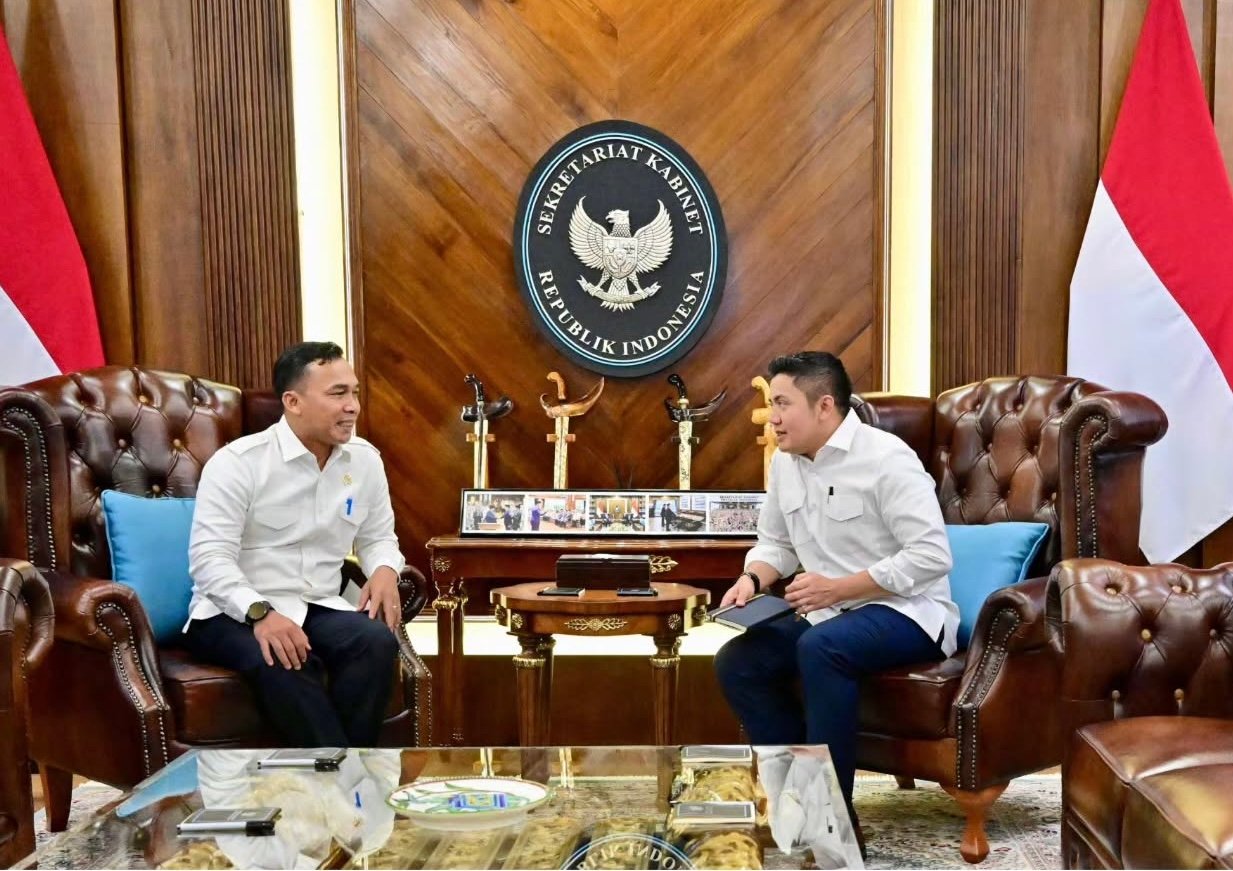 Seskab Teddy Indra Wijaya melakukan pertemuan dengan Mendukbangga/Kepala BKKBN, Wihaji, di Kantor Sekretariat Kabinet, Kamis (20/11) malam/Foto Instagram Sekretariat Kabinet
