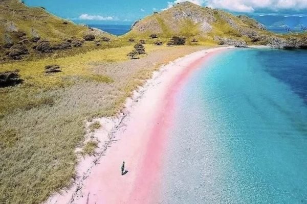 5 Pantai Pink di Indonesia Dengan Pesona Khasnya/Foto : Dok. Instagram @besoktraveling