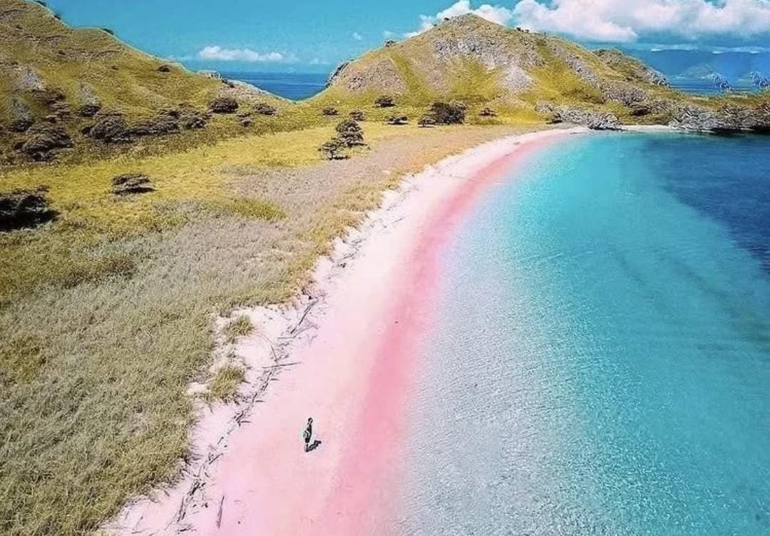 5 Pantai Pink di Indonesia Dengan Pesona Khasnya/Foto : Dok. Instagram @besoktraveling