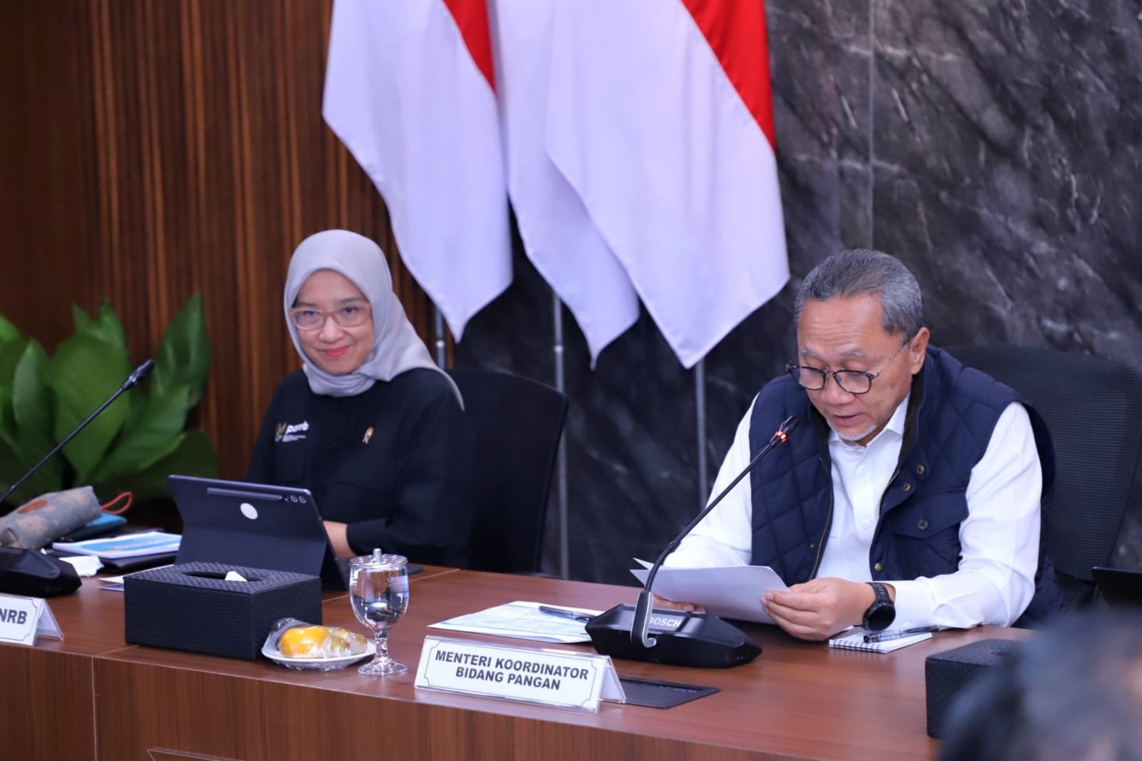 Menteri PANRB, Rini Widyantini bersama Menko Pangan, Zulkifli Hasan dalam Rapat Koordinasi Terbatas Program MBG di Kantor Kementerian Koordinator Bidang Pangan, Jakarta, Selasa (4/11). Foto: dok.Kementerian PANRB