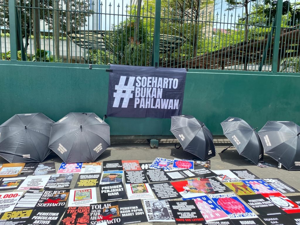 Gerakan Masyarakat Sipil Adili Soeharto gelar aksi tolak pemberian gelar pahlawan kepada Soeharto di Kementerian Kebudayaan, Kamis (6/11)/Foto Fifi Abdurahman