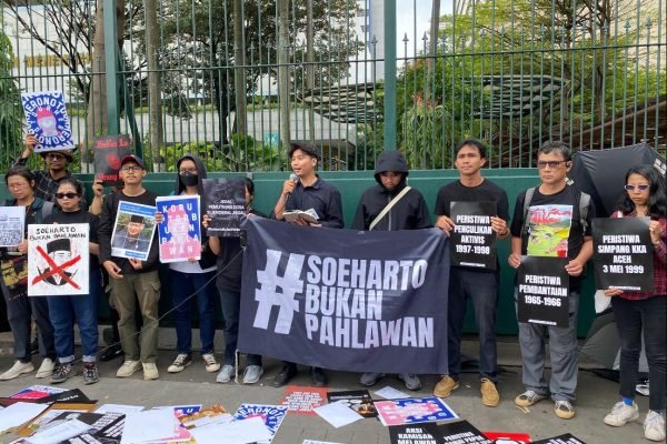 Gerakan Masyarakat Sipil Adili Soeharto gelar aksi tolak pemberian gelar pahlawan kepada Soeharto di Kementerian Kebudayaan, Kamis (6/11)/Foto Fifi Abdurahman