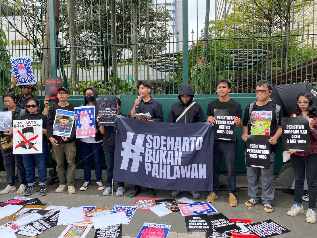 Gerakan Masyarakat Sipil Adili Soeharto gelar aksi tolak pemberian gelar pahlawan kepada Soeharto di Kementerian Kebudayaan, Kamis (6/11)/Foto Fifi Abdurahman