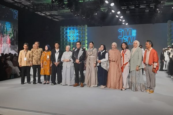 Menteri Perdagangan, Budi Santoso saat membuka Jakarta Muslim Fashion Week (JMFW) 2026 di Balai Kartini, Jakarta, Kamis (6/11). Foto: GPriority/Virgie