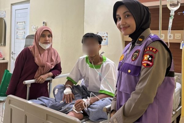 Pendampingan psikososial serta bantuan awal psikologis (Psychological First Aid/PFA) oleh Polda Metro Jaya bagi para korban, keluarga, dan tenaga pendidik pascaledakan di SMAN 72 Jakarta Utara. Foto: dok.Polda Metro Jaya