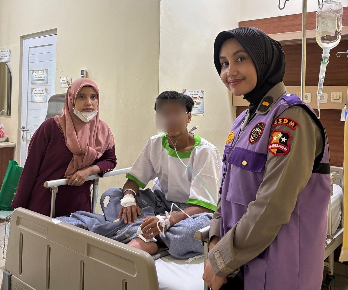 Pendampingan psikososial serta bantuan awal psikologis (Psychological First Aid/PFA) oleh Polda Metro Jaya bagi para korban, keluarga, dan tenaga pendidik pascaledakan di SMAN 72 Jakarta Utara. Foto: dok.Polda Metro Jaya