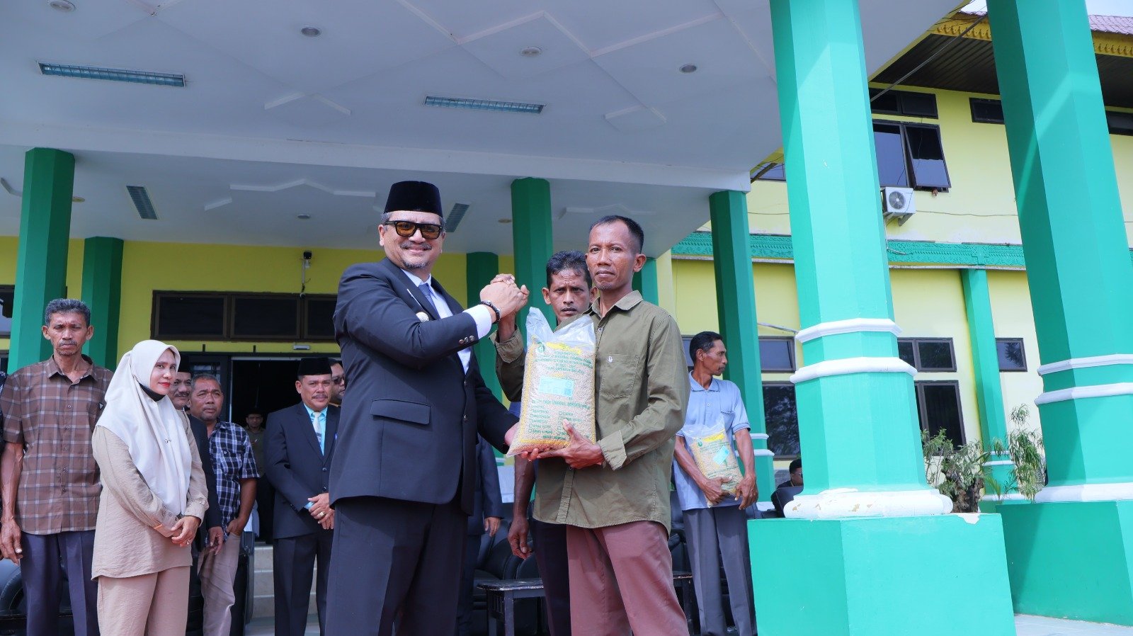 Bupati Aceh Tamiang, Aceh, Armia Fahmi menyerahkan secara simbolisasi bibit padi kepada kelompok tani di Aceh Tamiang. Foto: GPriority/Zulfitra