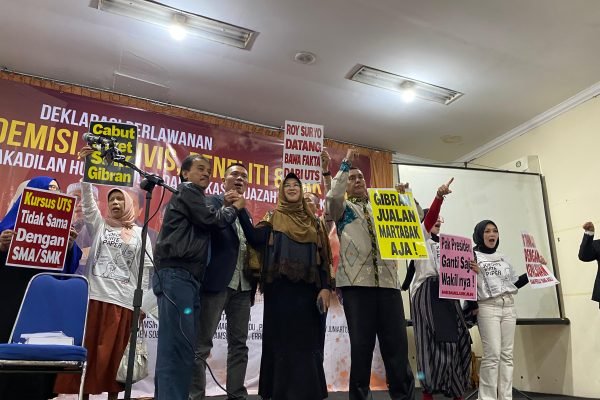 Roy Suryo, Rismon Hasiholan Sianipar dan Dokter Tifauzia Tyassuma dalam acara Deklarasi Dukungan untuk Akademisi dan Aktivisi yang Dikriminalisasi oleh Jokowi di Jakarta, Selasa (11/11)/Foto Fifi Abdurahman