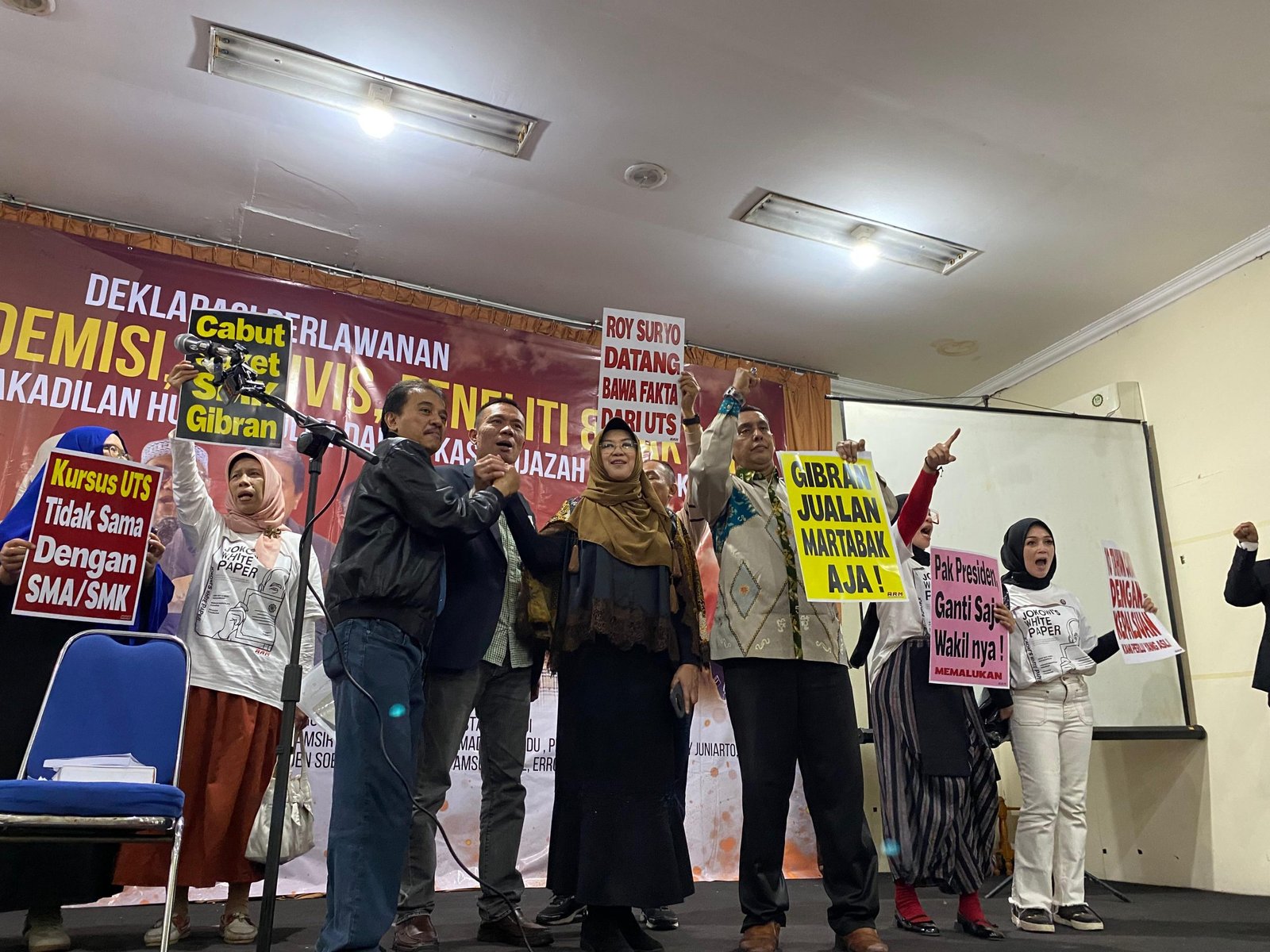Roy Suryo, Rismon Hasiholan Sianipar dan Dokter Tifauzia Tyassuma dalam acara Deklarasi Dukungan untuk Akademisi dan Aktivisi yang Dikriminalisasi oleh Jokowi di Jakarta, Selasa (11/11)/Foto Fifi Abdurahman