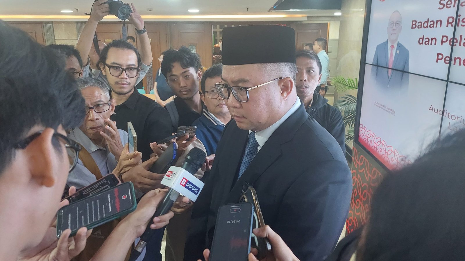 Kepala BRIN Arif Satria saat ditemui wartawan seusai agenda sertijab (serah terima jabatan) di Gedung B.J. Habibie BRIN, Selasa (11/11)/Foto : GPriority (Nindya Farhah Azzahrah)