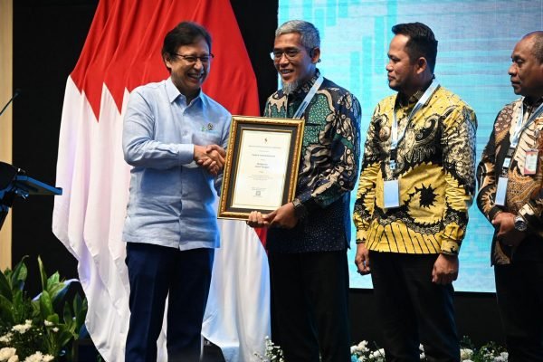 Penghargaan tersebut diserahkan langsung oleh Menteri Kesehatan Budi Gunadi Sadikin kepada Sekretaris Daerah Provinsi Jawa Tengah, Sumarno, dalam Rapat Koordinasi Nasional (Rakornas) Percepatan Penurunan Stunting 2025 yang digelar di Auditorium Kemenkes, Jakarta, Rabu (12/11). Foto: dok.Pemprov Jawa Tengah