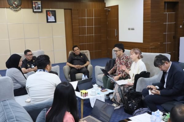 Kunjungan PT Kilau Energi Abadi Hijau (KEAH) bersama mitra teknologi mereka dari Jepang, Biotech Works–H2, di Lounge B.J. Habibie, Kantor Wali Kota Parepare pada Rabu (19/11). Foto: dok.probadi