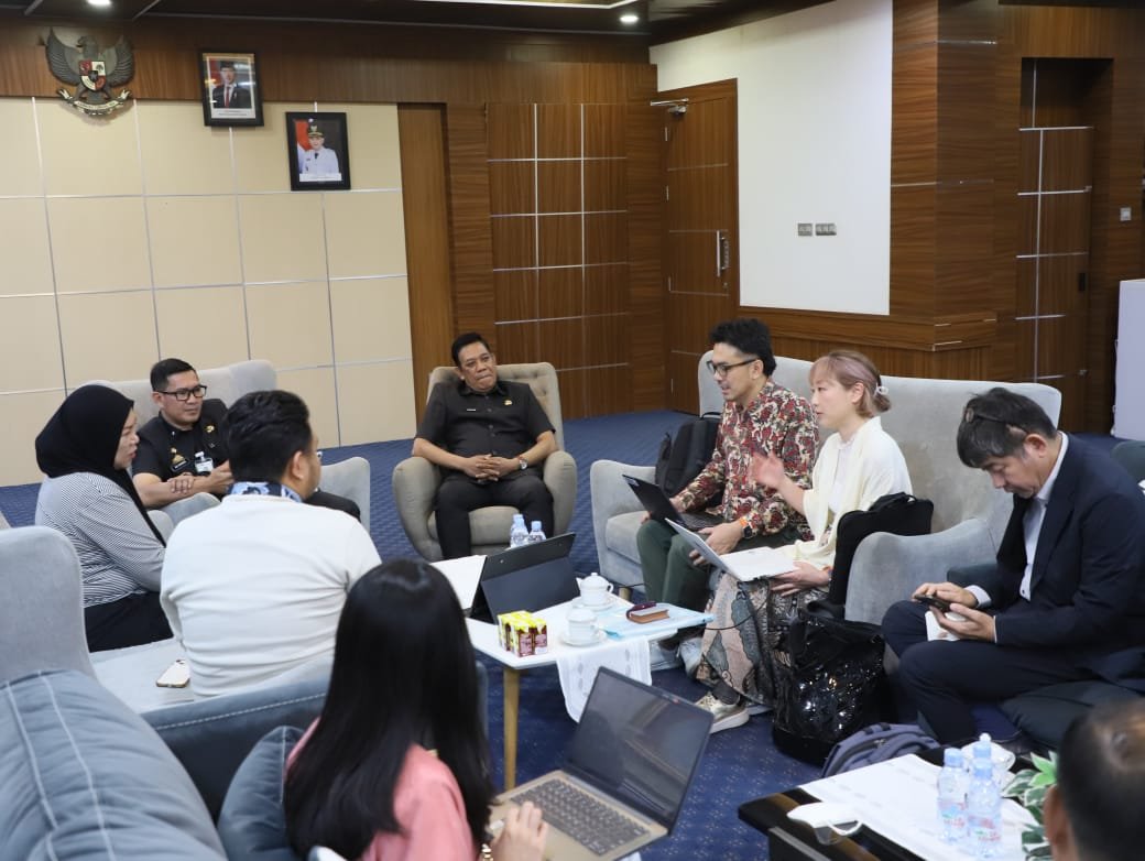 Kunjungan PT Kilau Energi Abadi Hijau (KEAH) bersama mitra teknologi mereka dari Jepang, Biotech Works–H2, di Lounge B.J. Habibie, Kantor Wali Kota Parepare pada Rabu (19/11). Foto: dok.probadi