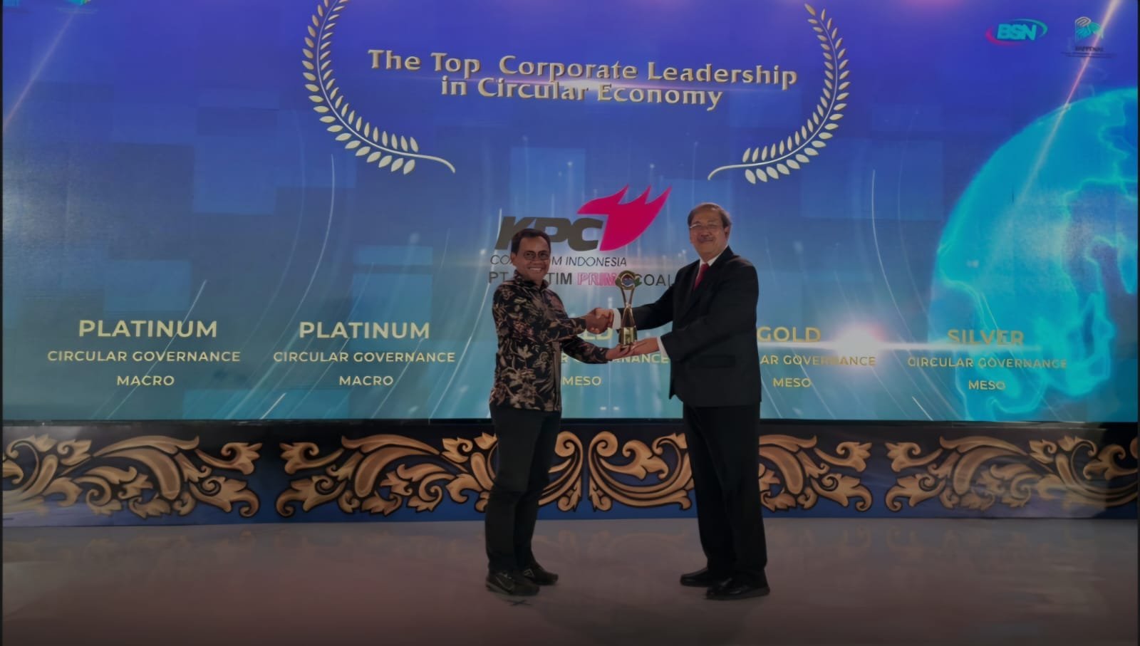 Penyerahan penghargaan di ajang Indonesian Circular Economy Award (ICEA) 2025 di Hotel Grand Mercure, Bali, 17–18 November 2025. Foto: dok.pemkabkutim