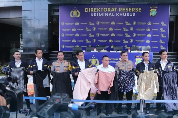 Polda Metro Jaya menggela konfrensi pers terkait penindakan peredaran pakaian bekas impor, Jumat (21/11). Foto: dok.poldametrojaya