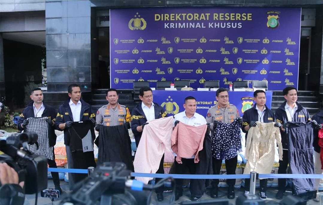 Polda Metro Jaya menggela konfrensi pers terkait penindakan peredaran pakaian bekas impor, Jumat (21/11). Foto: dok.poldametrojaya