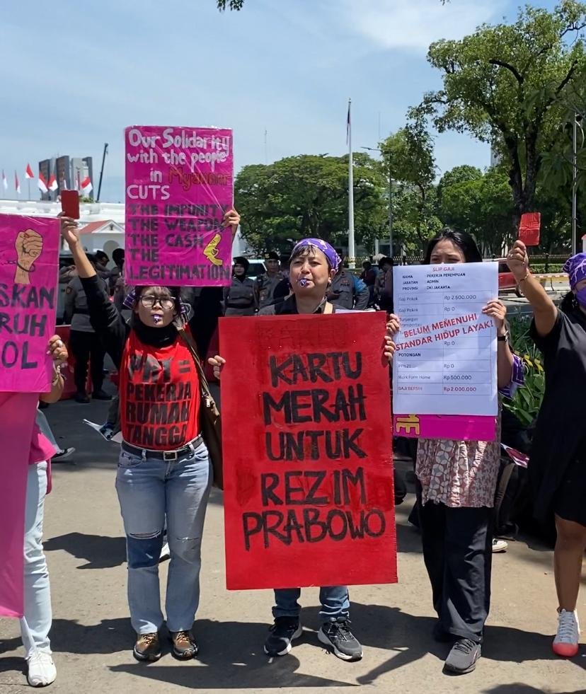 Perempuan Mahardika beri kartu merah kepada Presiden Prabowo Subianto/Foto Fifi Abdurahman
