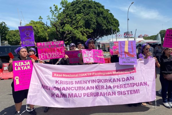 Puluhan perempuan yang tergabung dalam organisasi Perempuan Mahardika gelar unjuk rasa di Taman Pandang Istana, Monas, Jakarta Pusat, Selasa (25/11)/Foto Fifi Abdurahman
