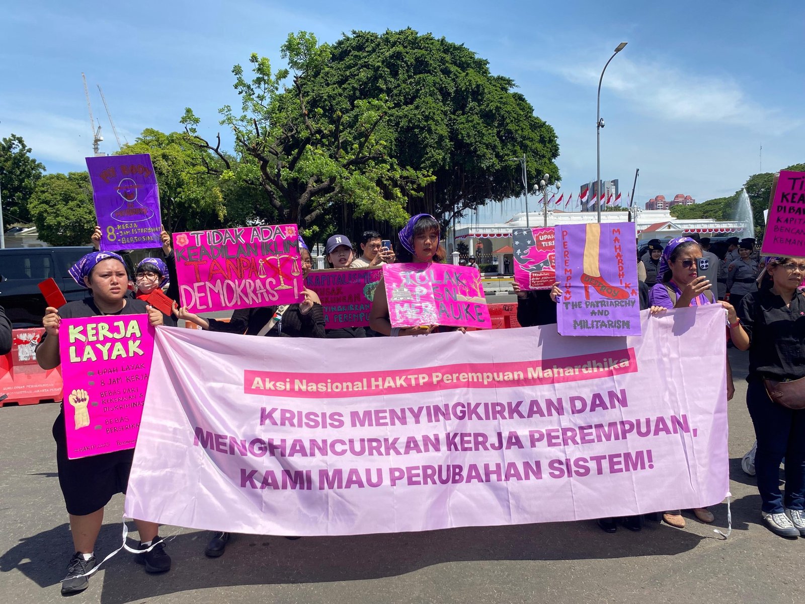 Puluhan perempuan yang tergabung dalam organisasi Perempuan Mahardika gelar unjuk rasa di Taman Pandang Istana, Monas, Jakarta Pusat, Selasa (25/11)/Foto Fifi Abdurahman