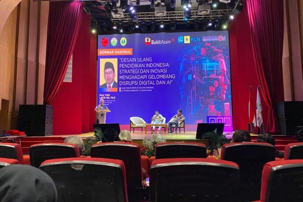 Ketua Pusat Studi Islam dan Kenegaraan-Indonesia (PSIK-Indonesia), Yudi Latif dalam Seminar Nasional bertema Desain Ulang Pendidikan Indonesia: Strategi dan Inovasi Menghadapi Gelombang Disrupsi Digital dan AI di Jakarta Pusat, Rabu (26/11)/Foto Fifi Abdurahman