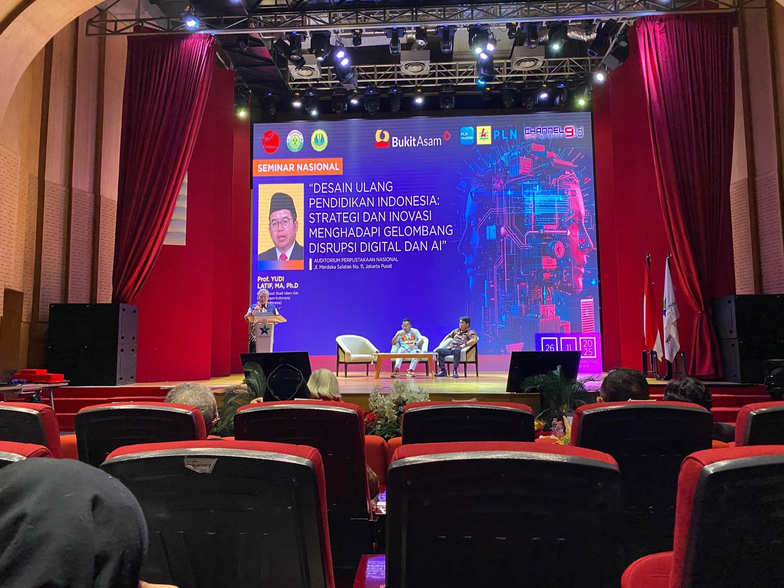 Ketua Pusat Studi Islam dan Kenegaraan-Indonesia (PSIK-Indonesia), Yudi Latif dalam Seminar Nasional bertema Desain Ulang Pendidikan Indonesia: Strategi dan Inovasi Menghadapi Gelombang Disrupsi Digital dan AI di Jakarta Pusat, Rabu (26/11)/Foto Fifi Abdurahman