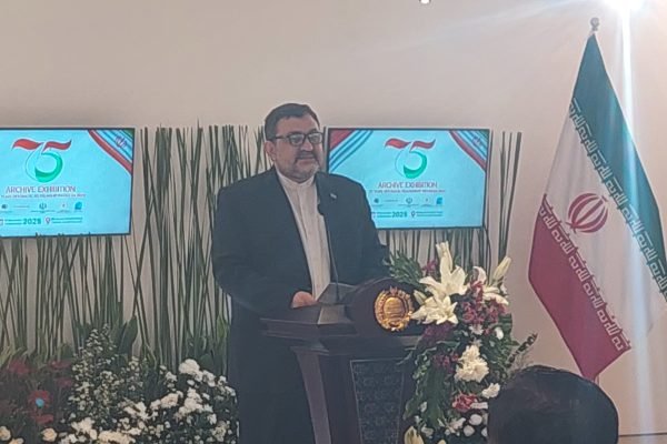 H.E. Mohammad Boroujerdi, Duta Besar Republik Islam Iran untuk Indonesia saat memberikan sambutan pada pembukaan pameran 75 tahun hubungan diplomatik Iran-Indonesia di TIM, Rabu (26/11)/Foto : GPriority/Nindya Farhah Azzahrah