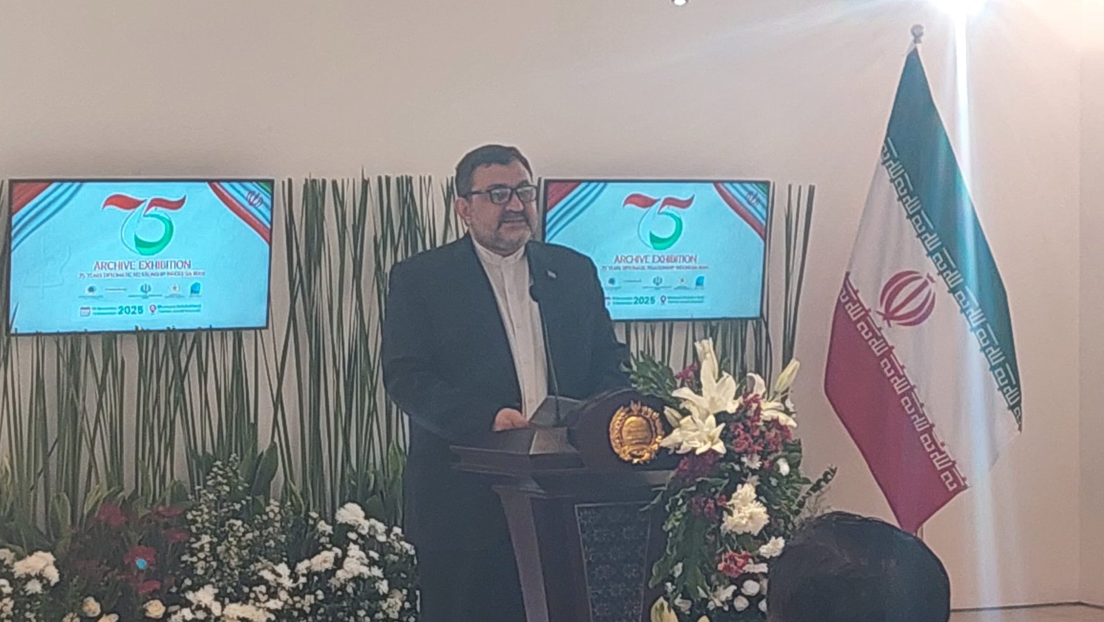 H.E. Mohammad Boroujerdi, Duta Besar Republik Islam Iran untuk Indonesia saat memberikan sambutan pada pembukaan pameran 75 tahun hubungan diplomatik Iran-Indonesia di TIM, Rabu (26/11)/Foto : GPriority/Nindya Farhah Azzahrah