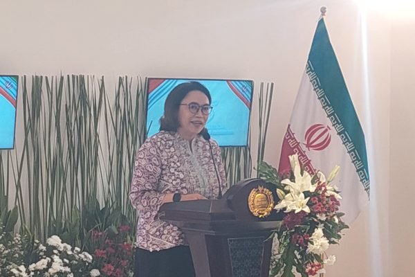 Zelda Wulan Kartika, Staf Ahli Bidang Diplomasi Ekonomi Kemlu RI, saat memberikan sambuta pada Rabu (26/11) malam di Jakarta/Foto : GPriority (Nindya Farhah Azzahrah)