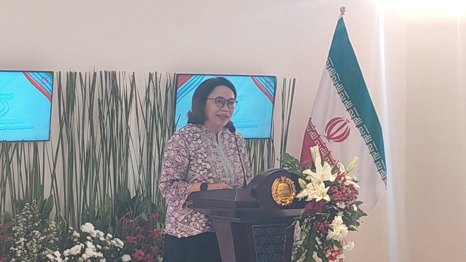 Zelda Wulan Kartika, Staf Ahli Bidang Diplomasi Ekonomi Kemlu RI, saat memberikan sambuta pada Rabu (26/11) malam di Jakarta/Foto : GPriority (Nindya Farhah Azzahrah)