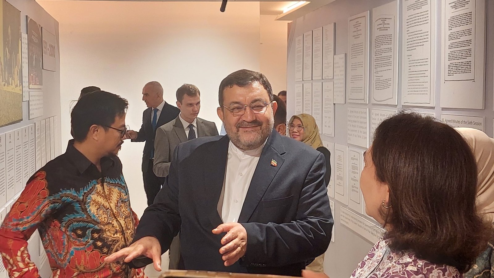 H.E. Mohammad Boroujerdi, Duta Besar Iran untuk Indonesia saat berkeliling pameran 75 tahun hubungan diplomatik Iran-Indonesia di TIM, Jakarta Pusat, Rabu (26/11)/Foto : GPriority (Nindya Farhah Azzahrah)