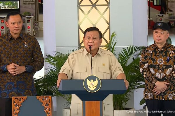 Presiden Prabowo Subiato, Menko Infrastruktur dan Pembangunan Kewilayahan Agus Harimurti Yudhoyono dan Menhub Dudy Purwagandhi/Foto Tangkapan Layar YouTube Sekretariat Presiden