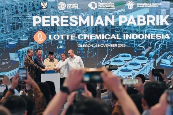 Presiden Prabowo Subianto meresmikan pabrik Lotte Chemical Indonesia (LCI) di Kota Cilegon, Provinsi Banten, Kamis (6/11).